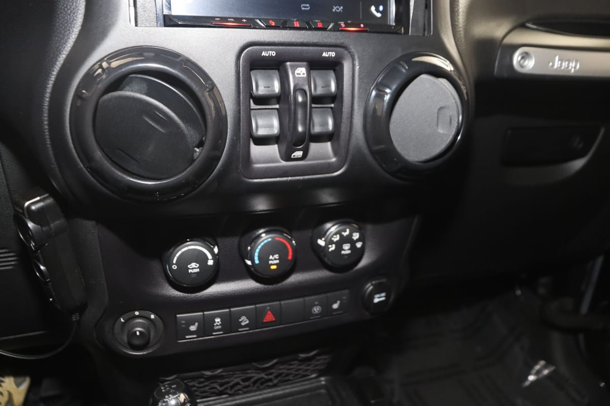 Used 2015 Jeep Wrangler Unlimited Sahara w/ Connectivity Group AWD/4WD image 26