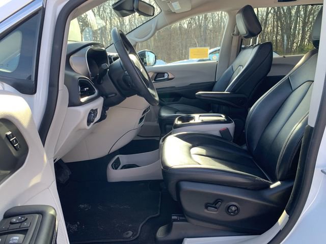 Used 2024 Chrysler Pacifica Touring-L image 40