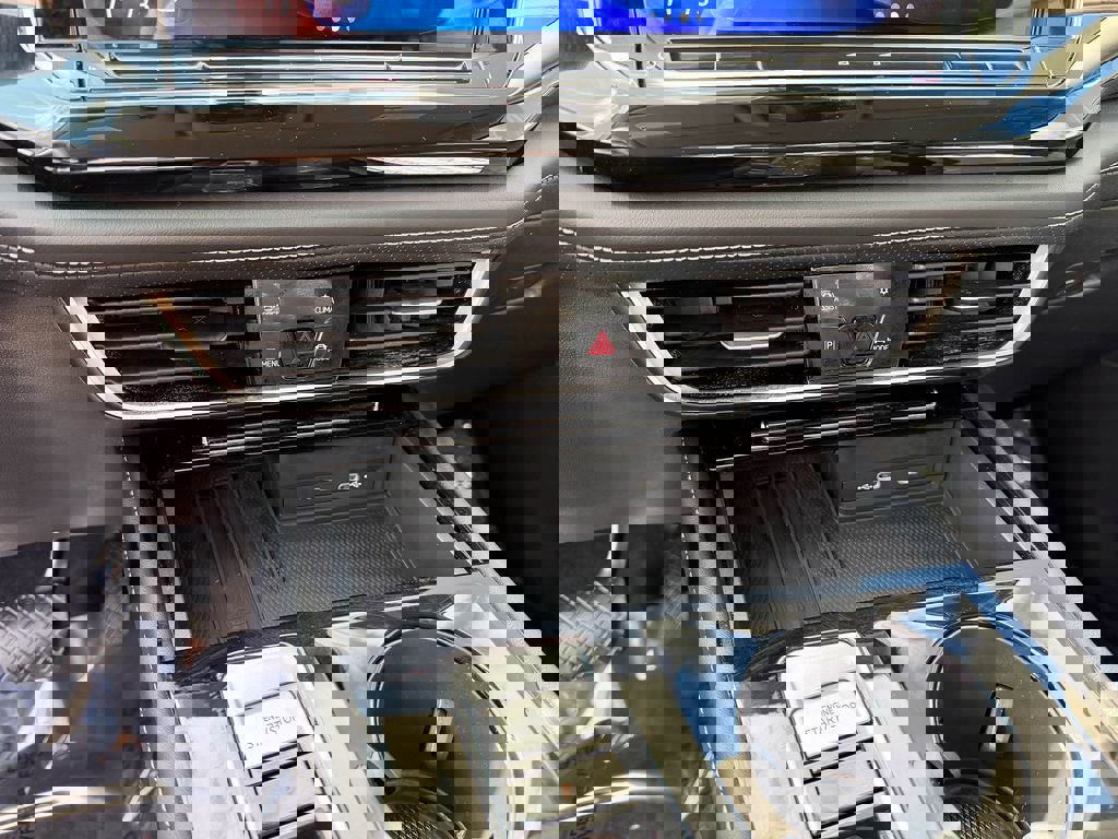 Used 2025 Volkswagen Atlas SE image 25