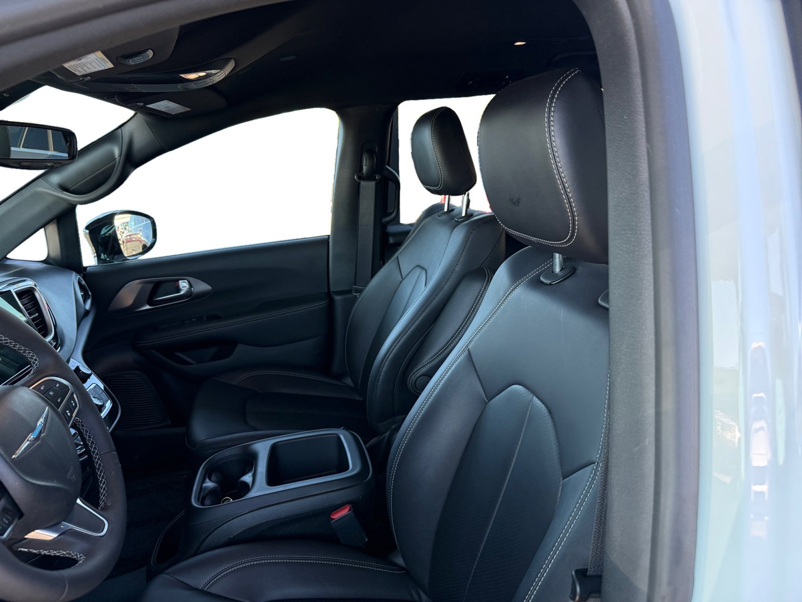 Used 2026 Chrysler Pacifica Select image 10