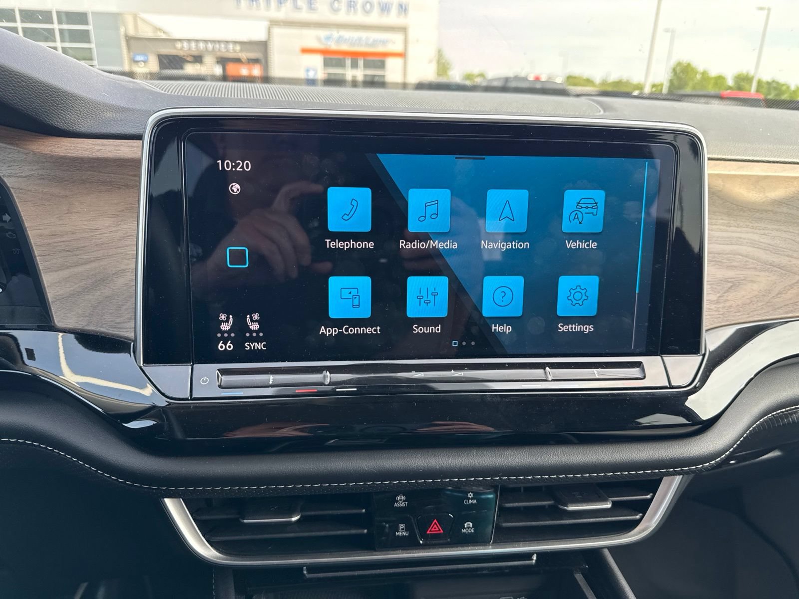 Used 2024 Volkswagen Atlas SE FWD image 11