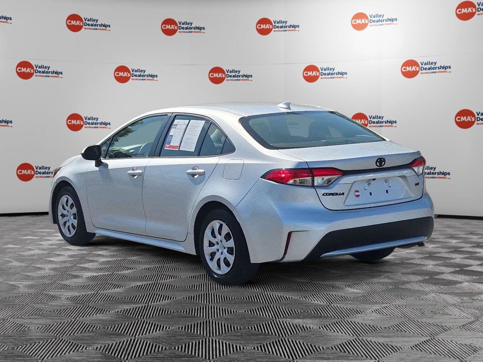 Used 2022 Toyota Corolla LE FWD image 3