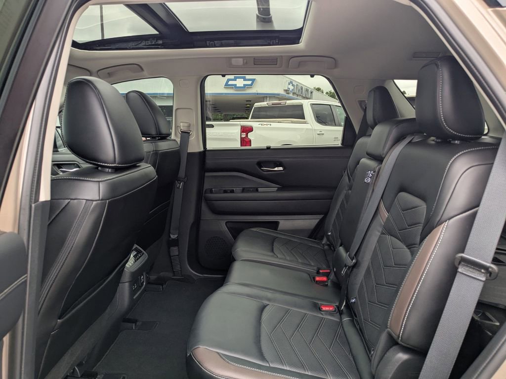Used 2024 Nissan Pathfinder Platinum w/ Cargo Package image 14