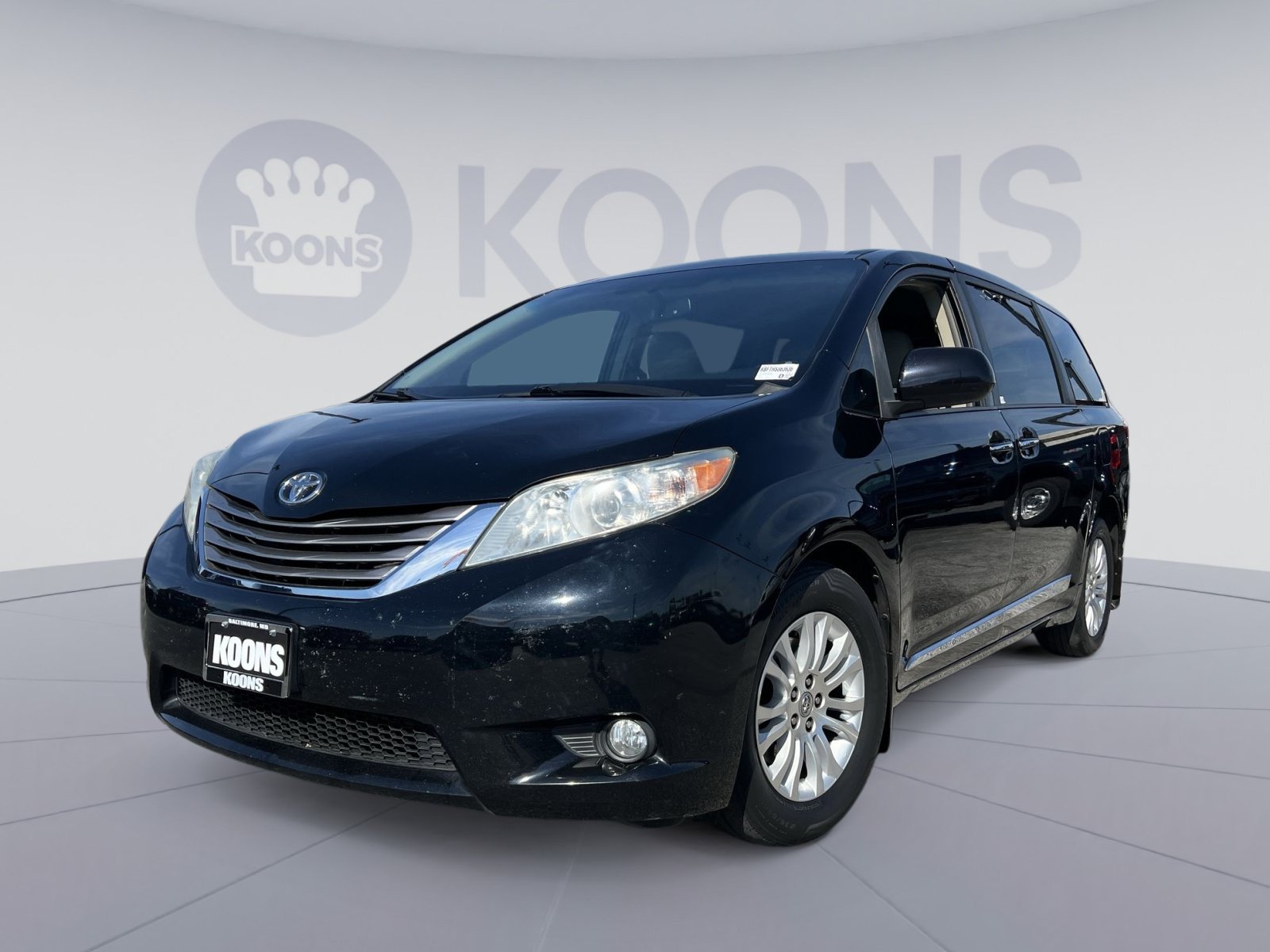 Used 2017 Toyota Sienna XLE w/ XLE Navigation Package FWD image 1