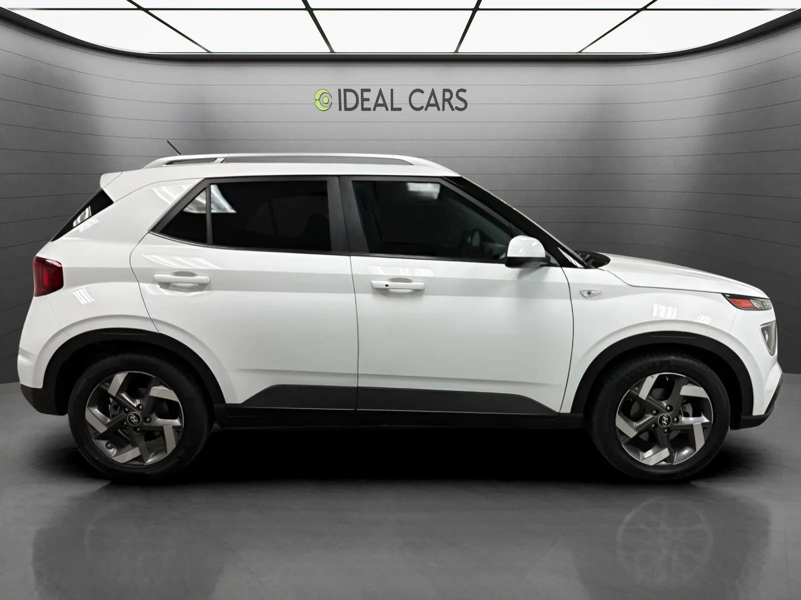 Used 2025 Hyundai Venue SEL FWD image 4
