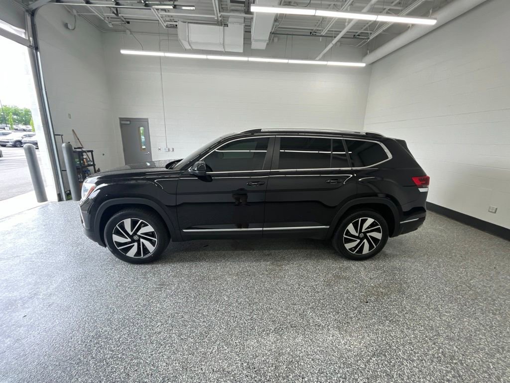 Used 2024 Volkswagen Atlas SEL AWD/4WD image 2