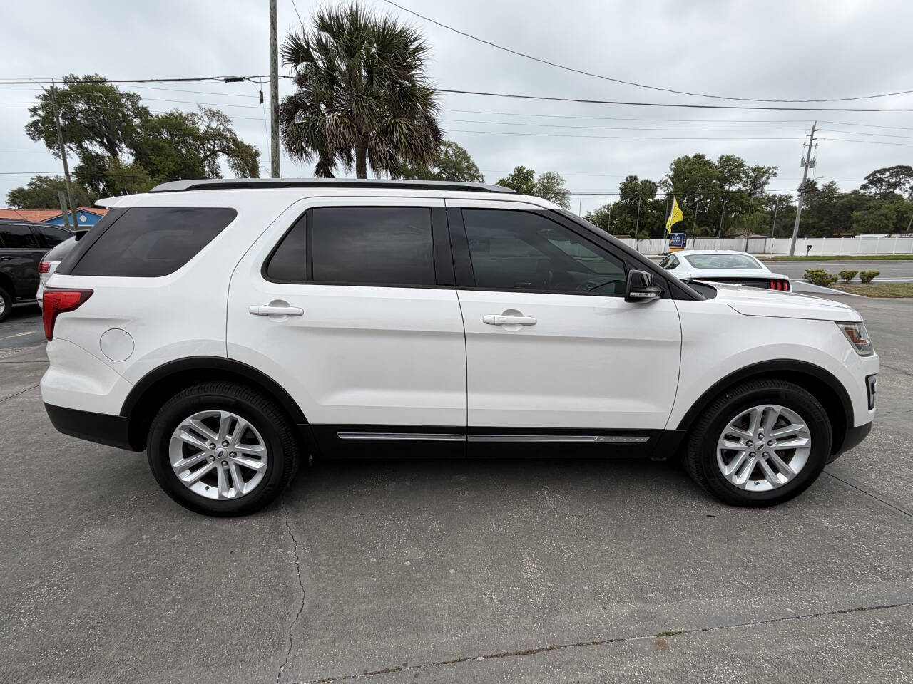 Used 2017 Ford Explorer XLT w/ Equipment Group 201A FWD image 9
