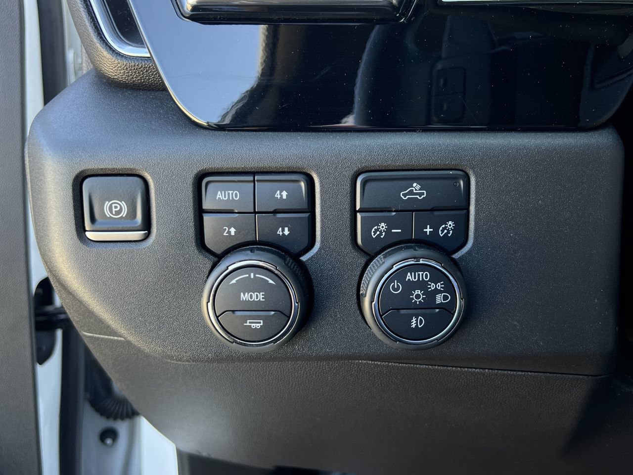 Used 2024 Chevrolet Silverado 1500 LT Trail Boss w/ Protection Package AWD/4WD image 11
