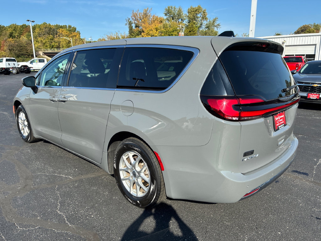 Used 2023 Chrysler Pacifica Touring-L FWD image 6