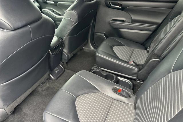 Used 2025 Toyota Highlander XSE AWD/4WD image 16
