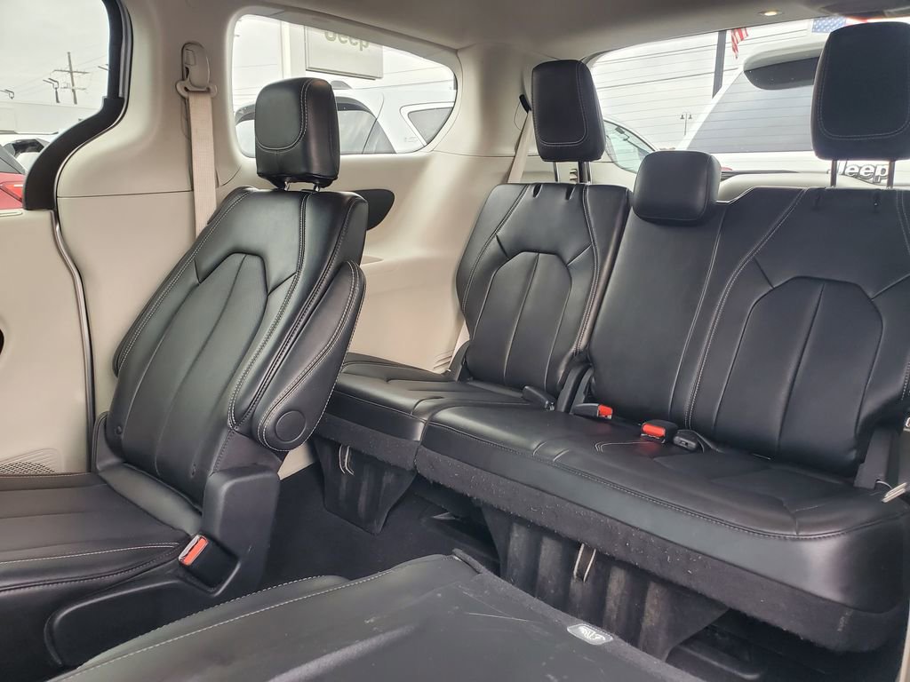 Used 2024 Chrysler Pacifica Touring-L image 35