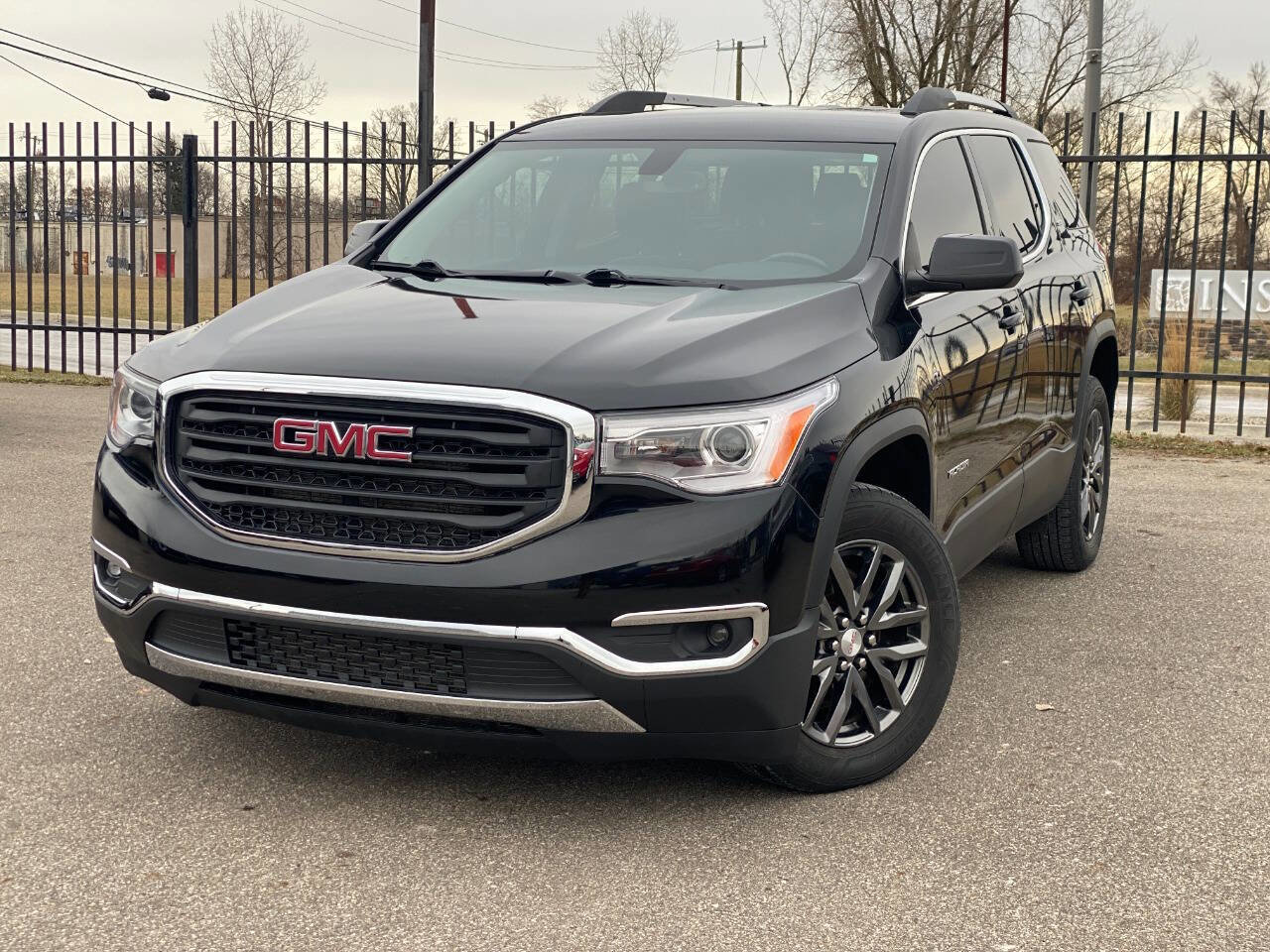 Used 2018 GMC Acadia SLT image 2