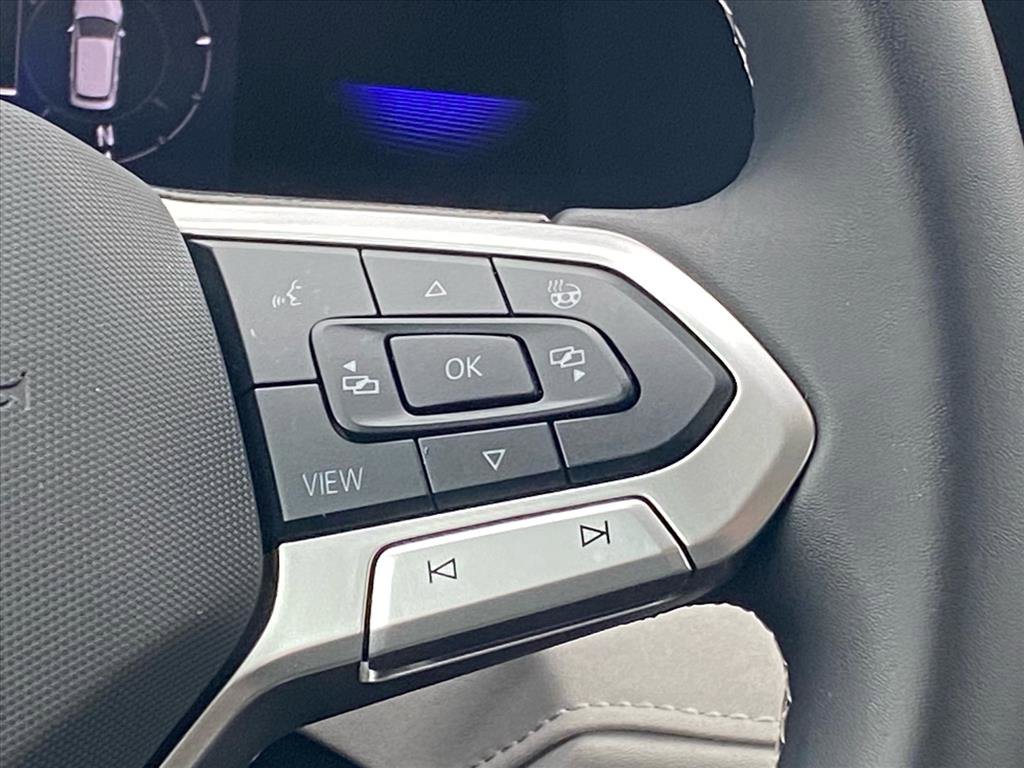 Used 2025 Volkswagen Taos SE image 9