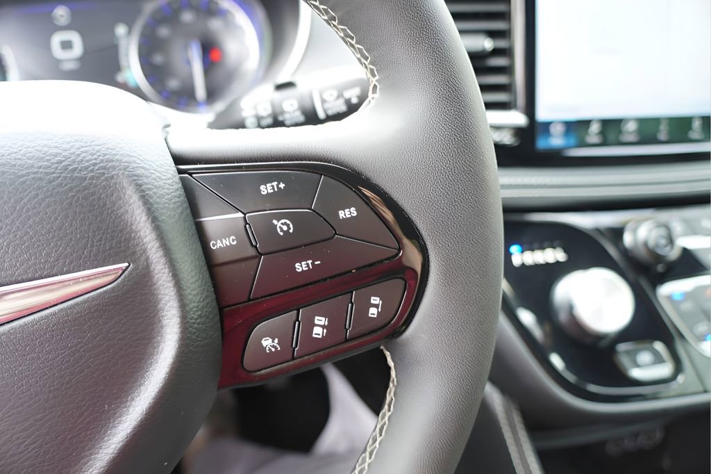 Used 2025 Chrysler Pacifica Limited image 21