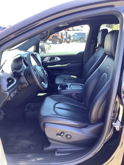 Used 2023 Chrysler Pacifica Touring-L w/ S Appearance Package AWD/4WD image 13