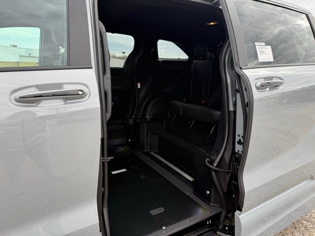 Used 2025 Toyota Sienna XSE w/ XSE Plus Package AWD/4WD image 28