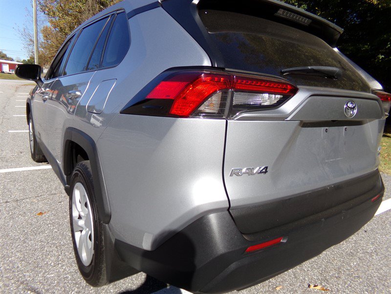 Used 2021 Toyota RAV4 LE AWD/4WD image 8