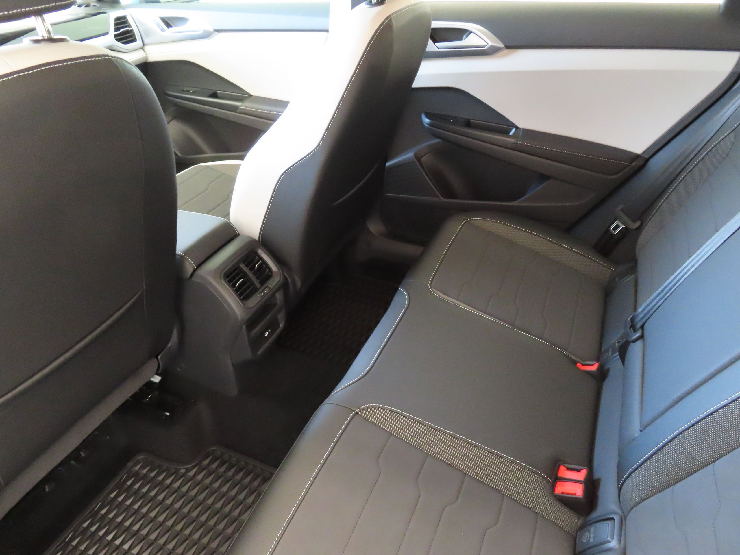 New 2025 Volkswagen Taos SE image 22