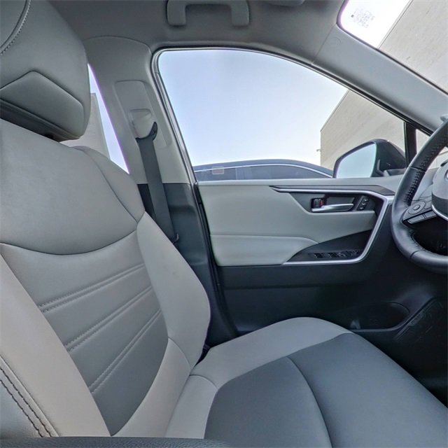 Used 2023 Toyota RAV4 XLE Premium image 28