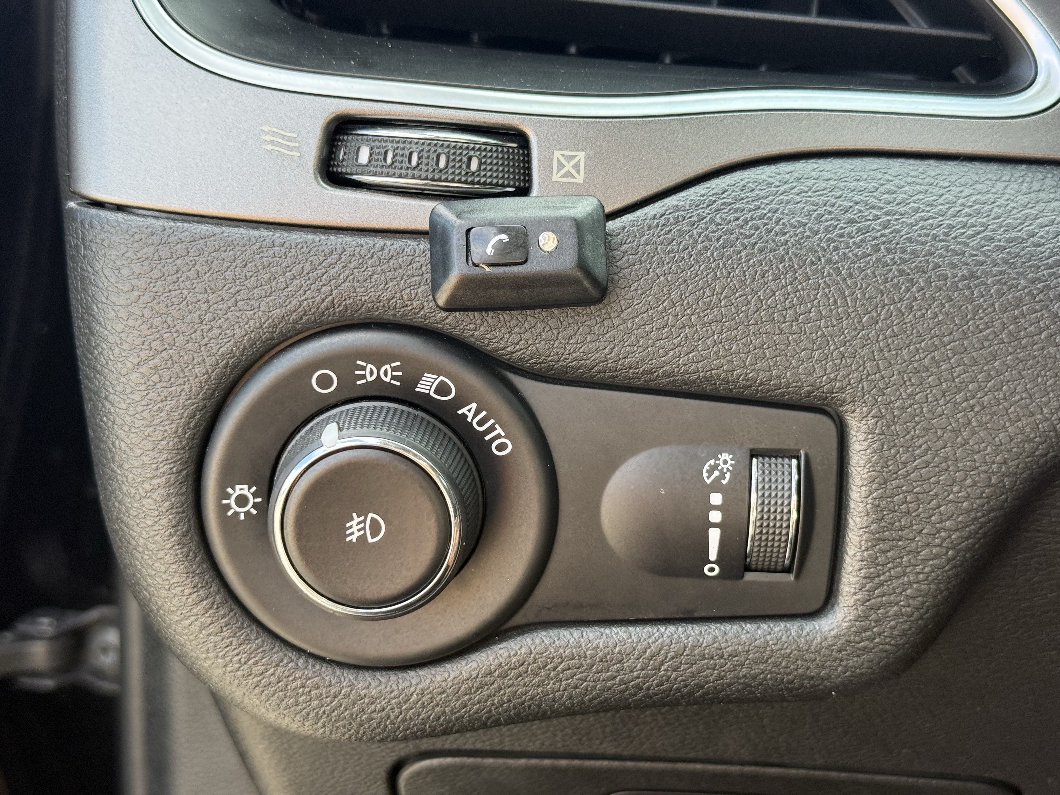 Used 2019 Jeep Cherokee Latitude w/ Popular Appearance Group FWD image 24