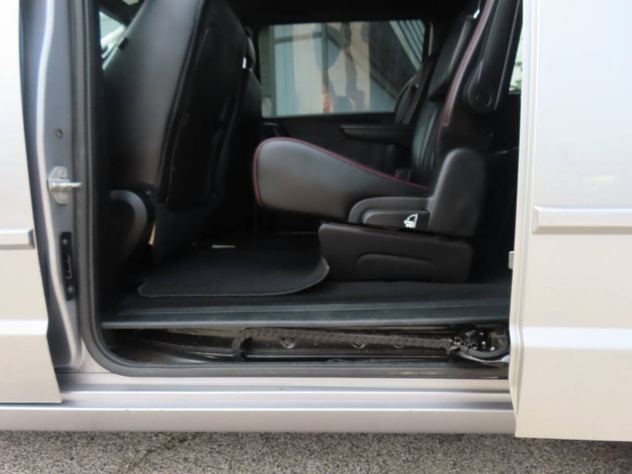 Used 2016 Dodge Grand Caravan R/T FWD image 13