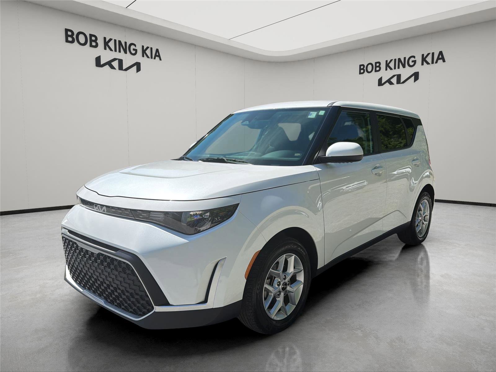 Used 2024 Kia Soul LX w/ Option Group 015 FWD image 1