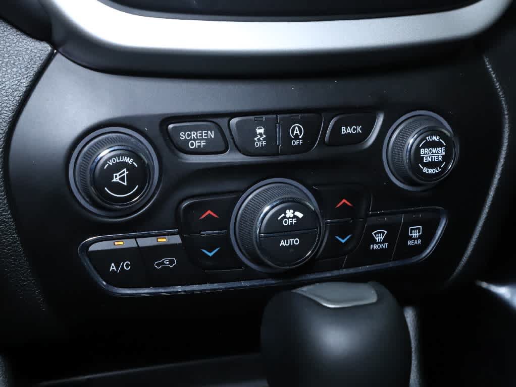 Used 2018 Jeep Cherokee Overland w/ Technology Group AWD/4WD image 29