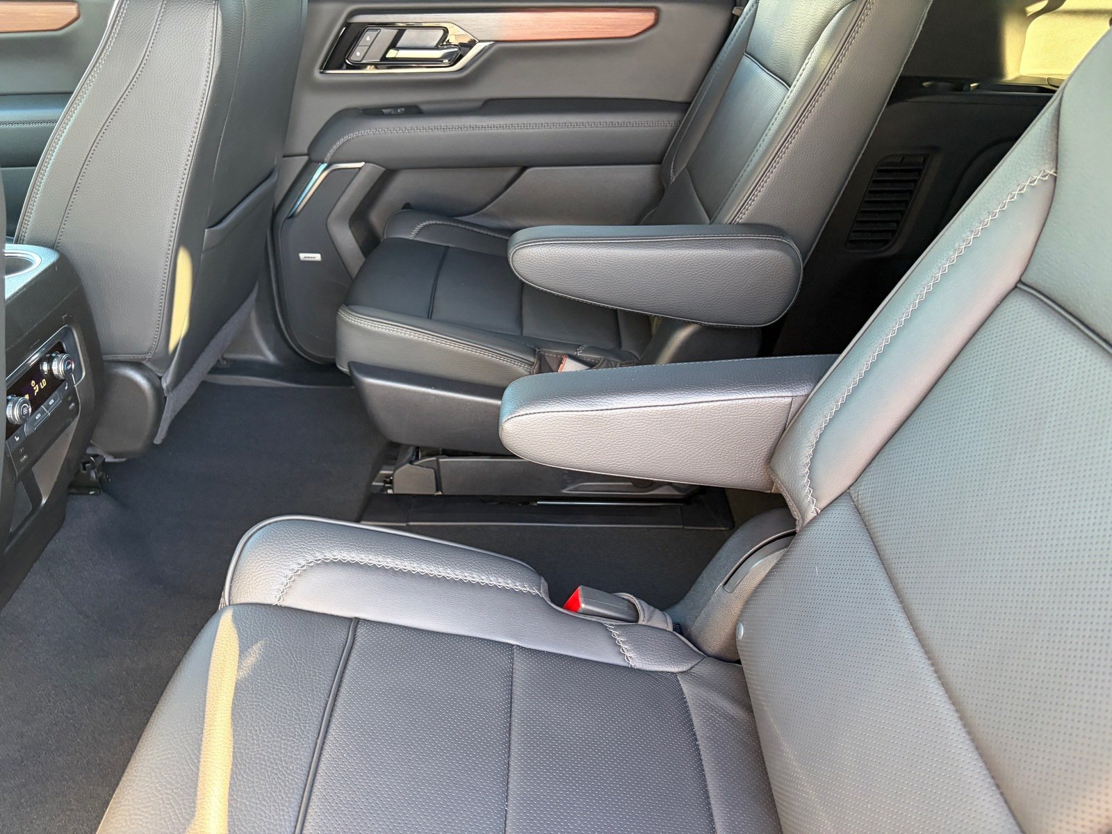 Used 2025 GMC Yukon XL Denali AWD/4WD image 12