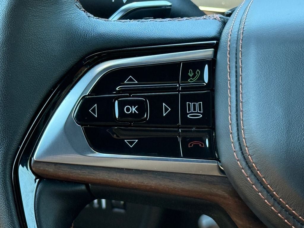 Used 2025 Jeep Grand Cherokee Summit AWD/4WD image 21