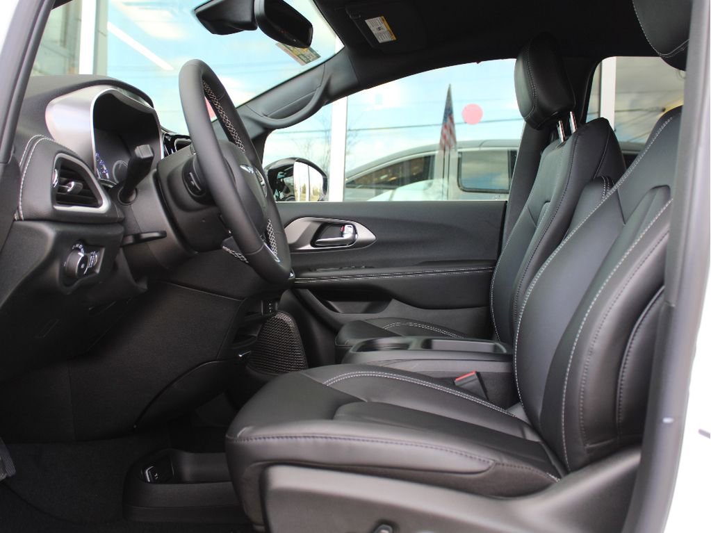 New 2026 Chrysler Pacifica Select image 10