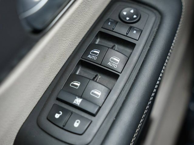 Used 2024 Chrysler Pacifica Touring-L image 22