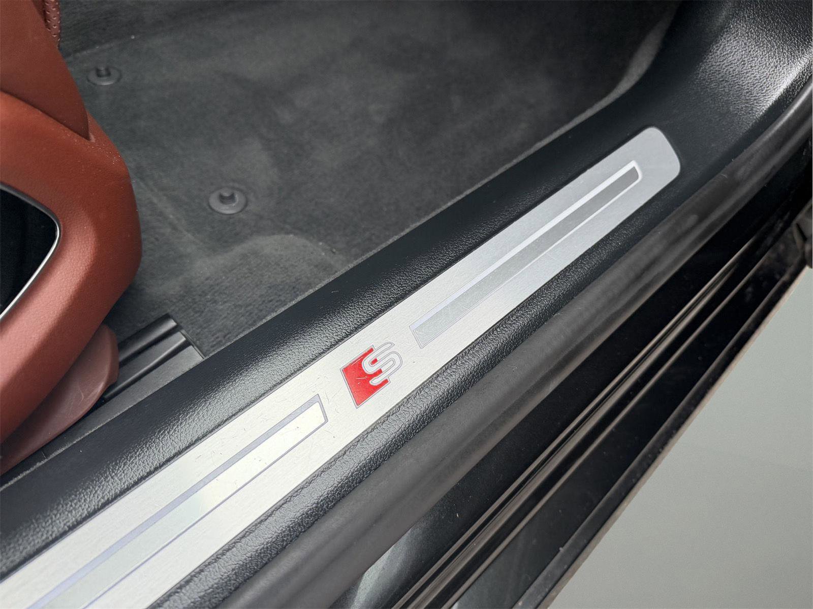 Used 2020 Audi S8 L w/ S8 Executive Package image 34