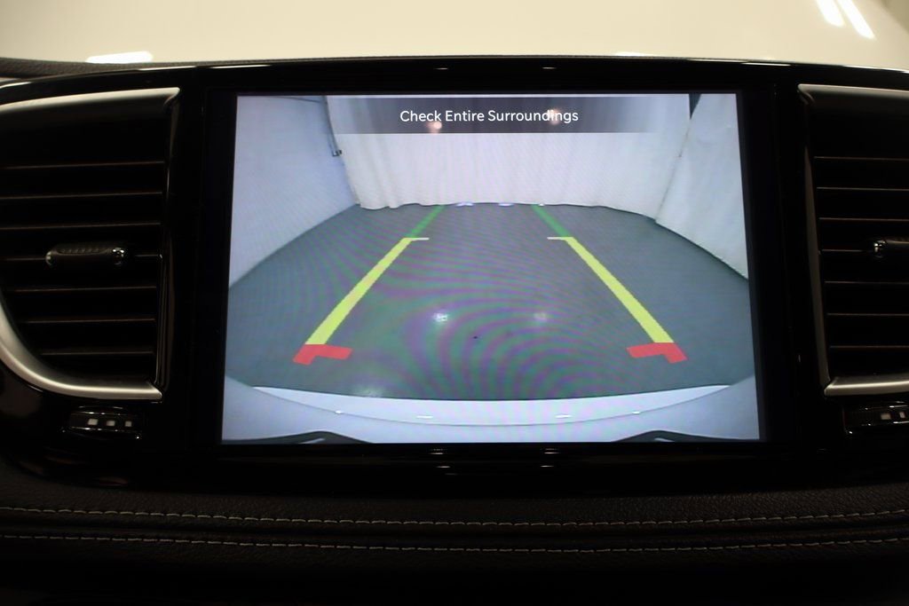 Used 2025 Chrysler Pacifica Limited image 22