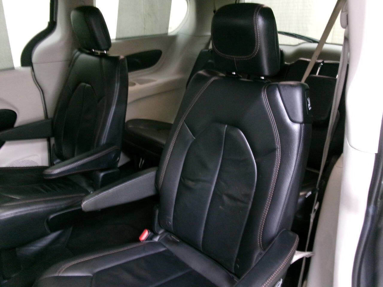 Used 2017 Chrysler Pacifica Touring-L image 16