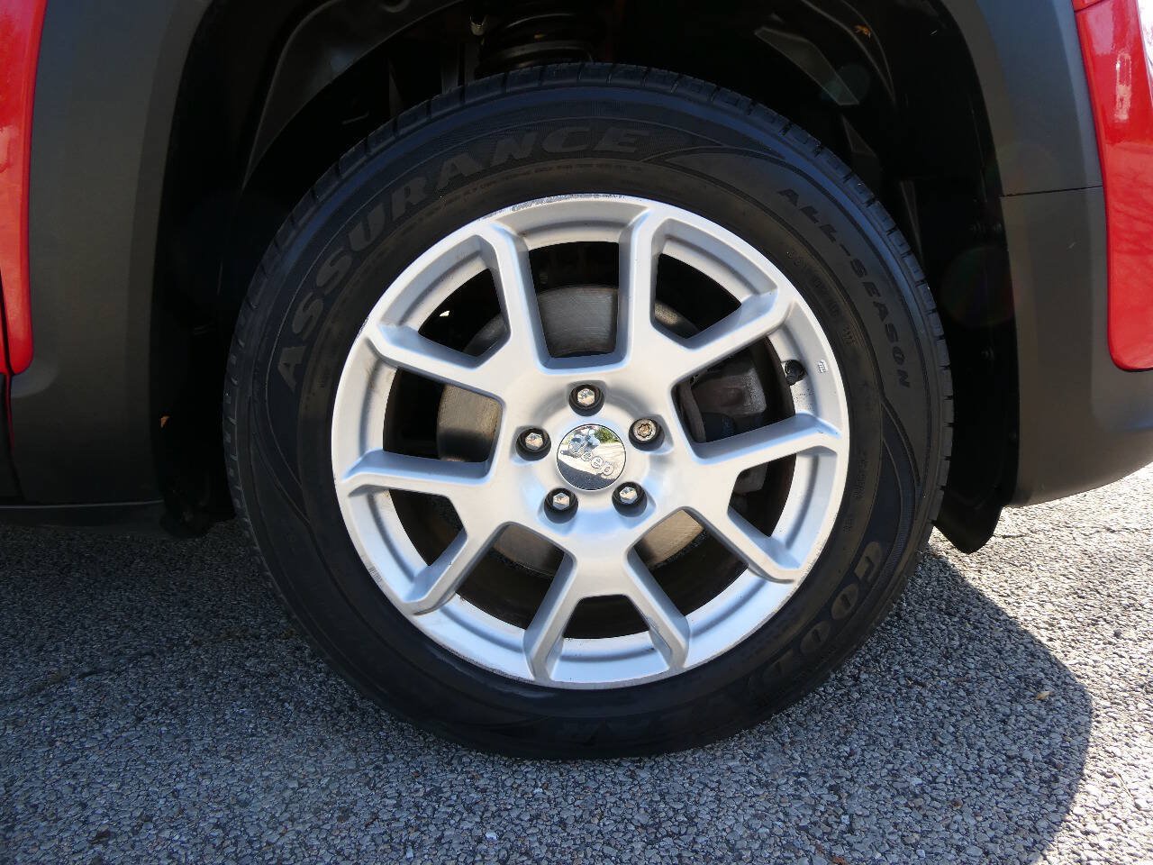 Used 2019 Jeep Renegade Latitude w/ Cold Weather Group FWD image 29
