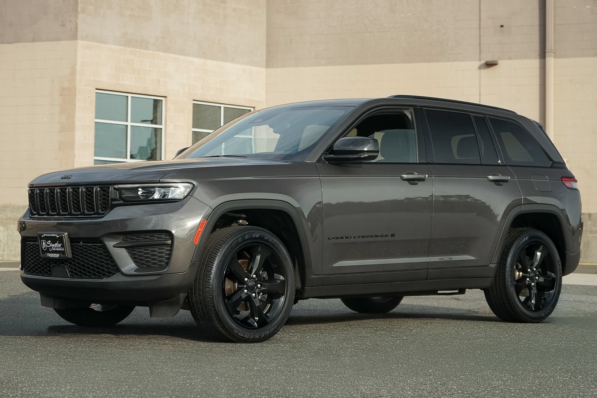 Used 2023 Jeep Grand Cherokee Altitude AWD/4WD image 2