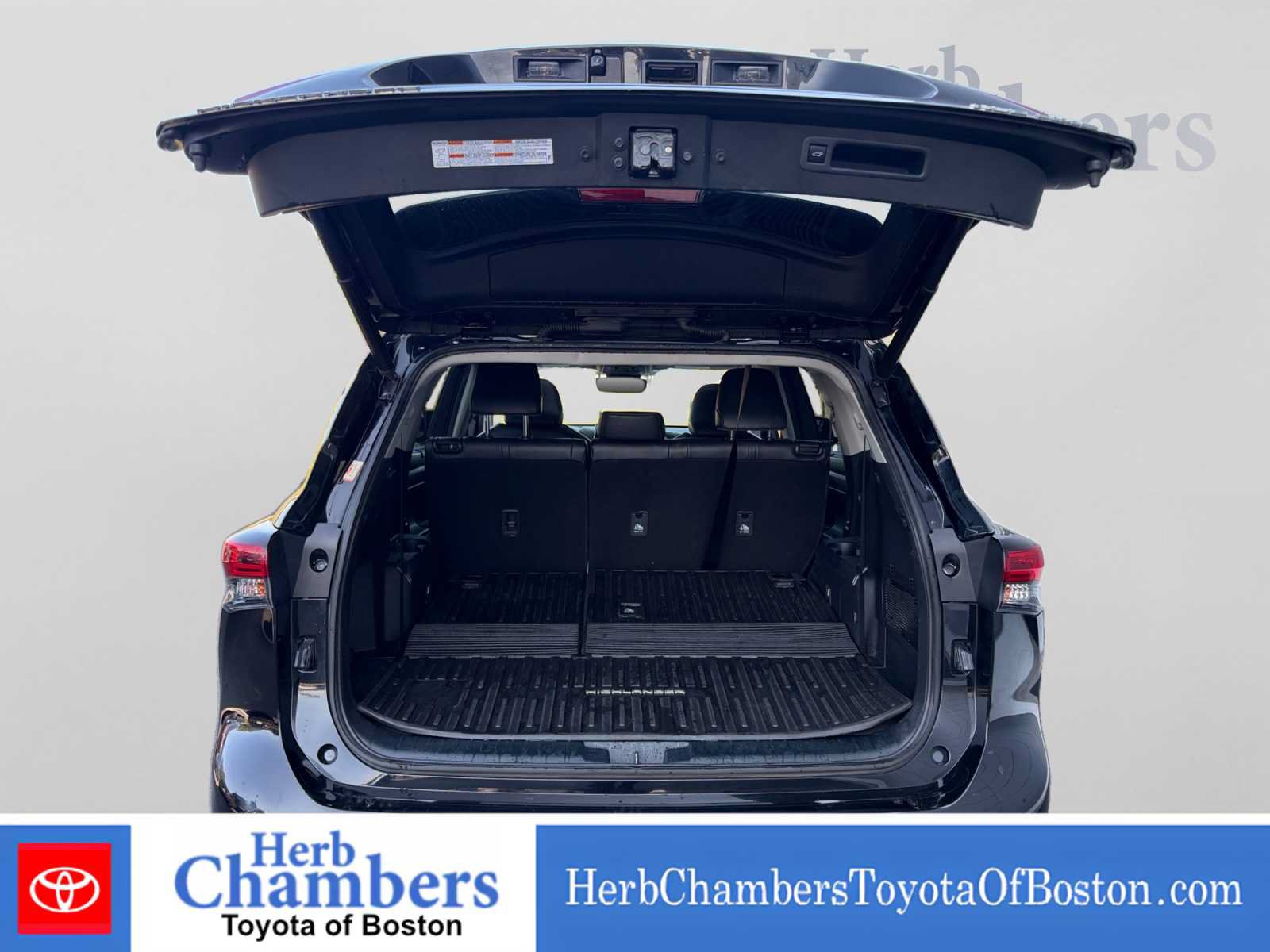 Used 2022 Toyota Highlander XLE AWD/4WD image 4