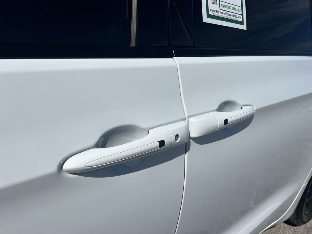 Used 2024 Chrysler Pacifica Limited w/ S Appearance Package image 19