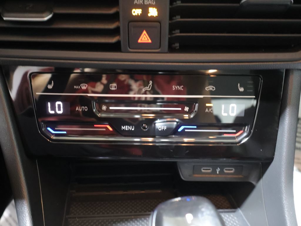 Used 2025 Volkswagen Jetta SE FWD image 32