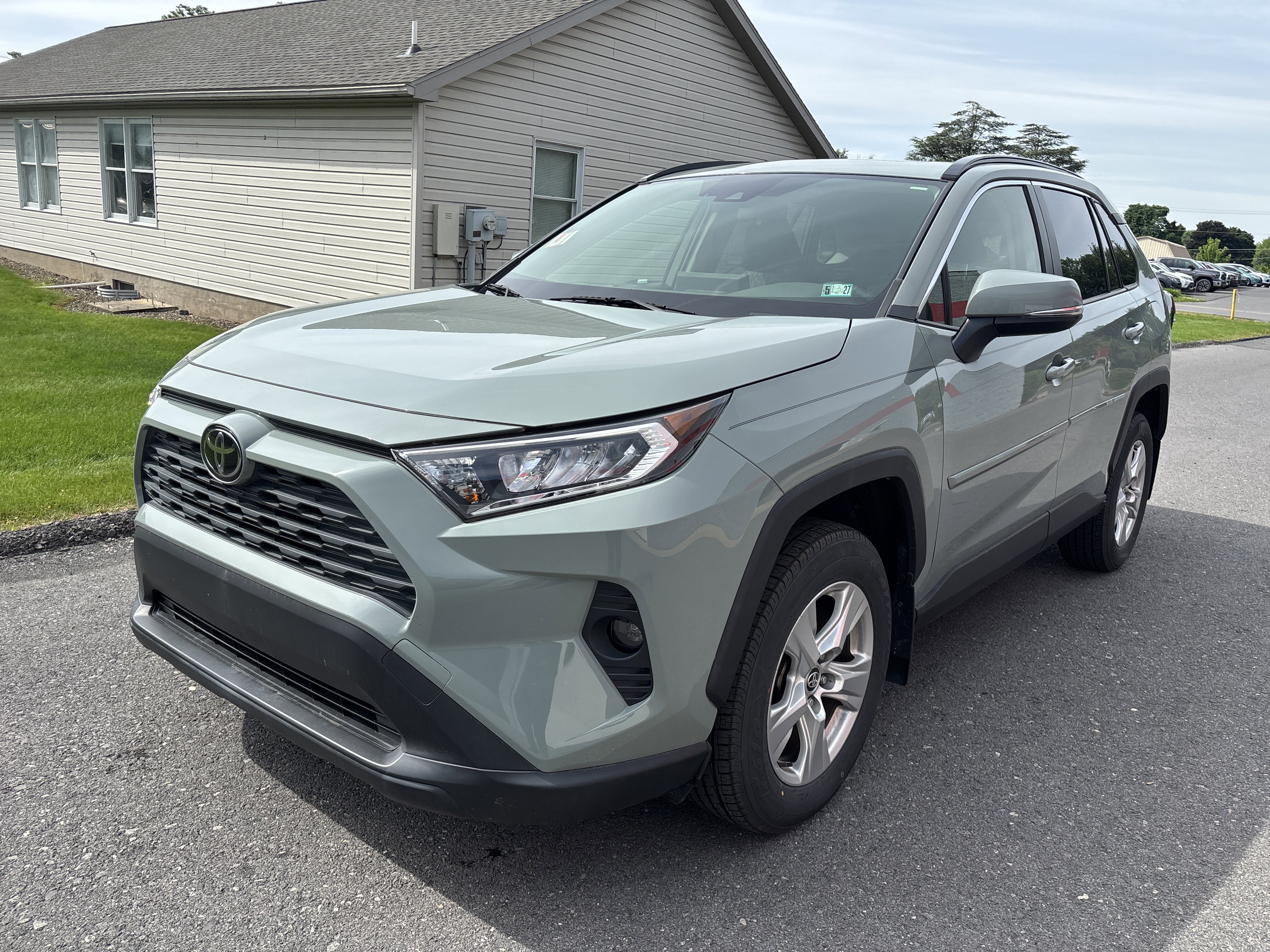Used 2020 Toyota RAV4 XLE w/ Convenience Package AWD/4WD image 8