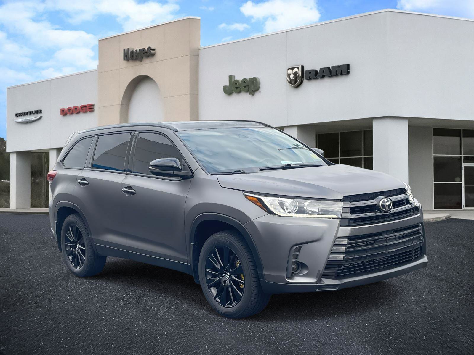 Used 2019 Toyota Highlander SE w/ Nightshade Edition