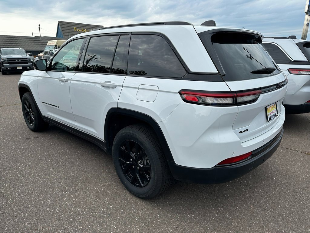 Used 2024 Jeep Grand Cherokee Altitude image 2