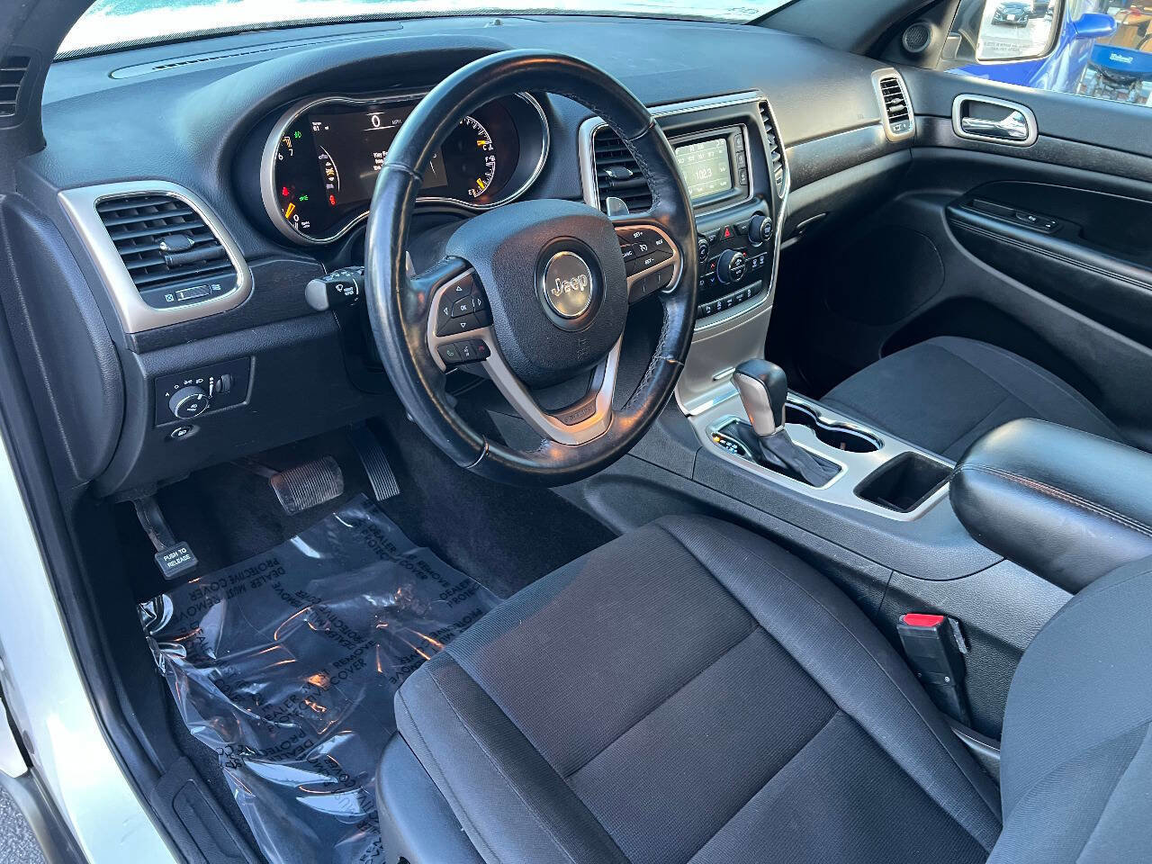 Used 2017 Jeep Grand Cherokee Laredo w/ Quick Order Package 23E AWD/4WD image 17