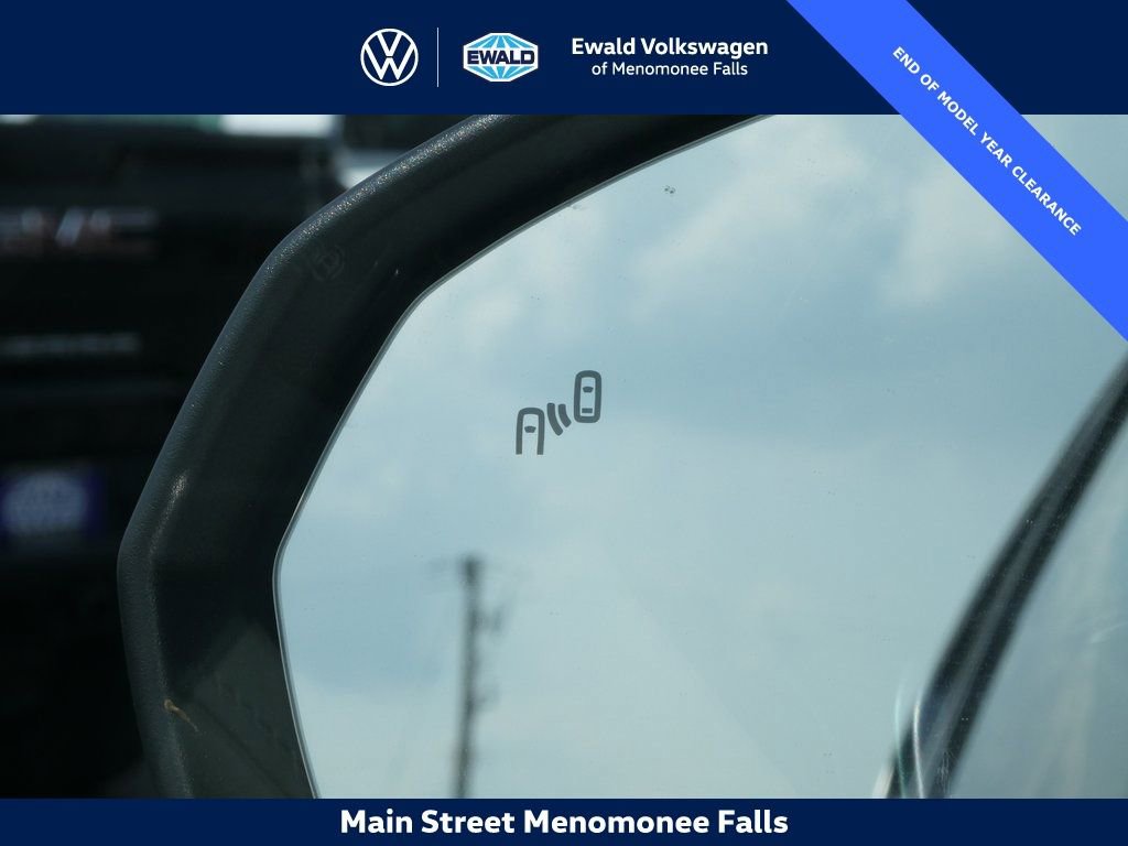 Certified 2025 Volkswagen Taos SE image 11