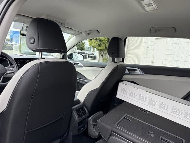 New 2025 Volkswagen Taos SE image 17