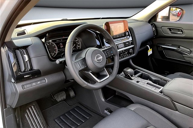 New 2025 Nissan Pathfinder SV image 7