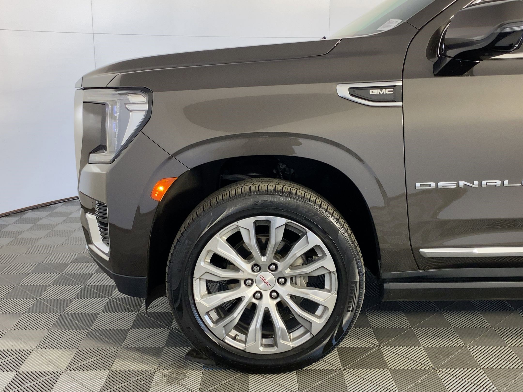 Used 2021 GMC Yukon Denali w/ Denali Premium Package image 9