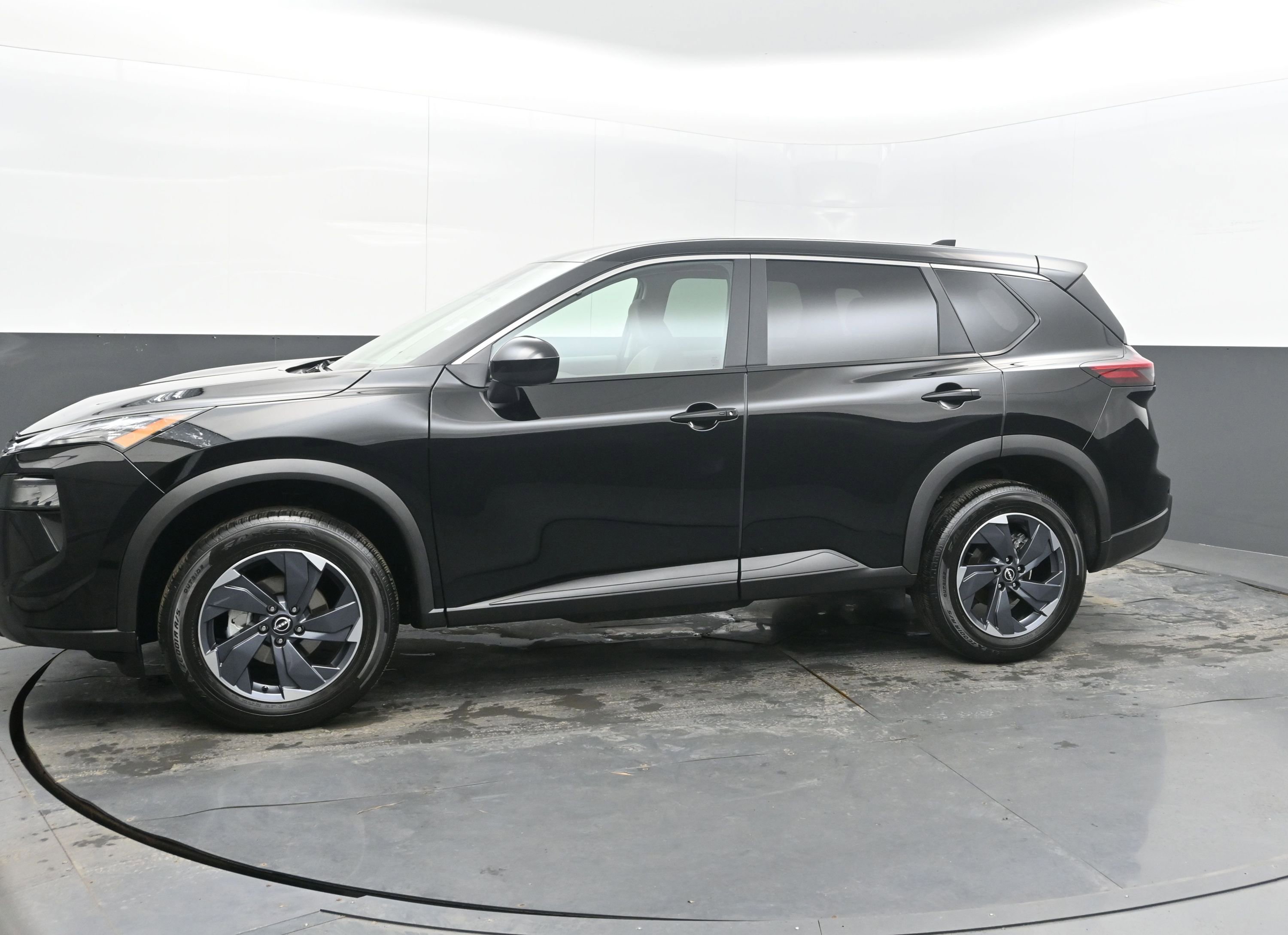 Used 2025 Nissan Rogue SV image 5