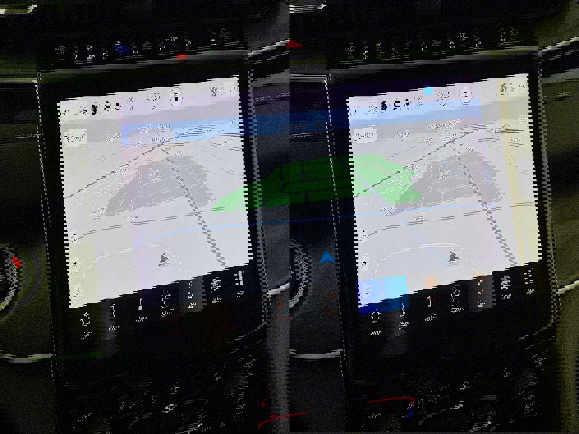 Used 2023 Jeep Grand Cherokee 4WD 4xe image 2