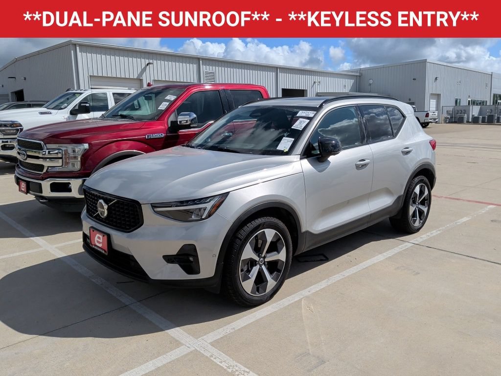 Used 2025 Volvo XC40 B5 Plus AWD/4WD image 3